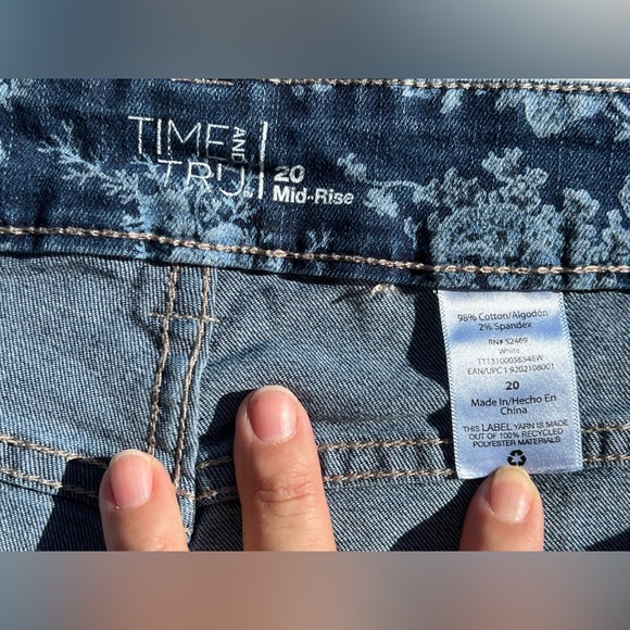 Time and Tru, Floral Denim shorts size 20 - Picture 2 of 4